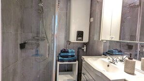 Dusche, Haartrockner, Handtücher, Seife