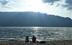 Beach nearby, beach towels - Cosy studio with a view, central & quiet area (Aix-les-Bains)