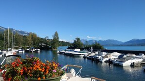 A marina with boats docked, surrounded by mountains and a clear sky. - Cosy studio with a view, central & quiet area (Aix-les-Bains)