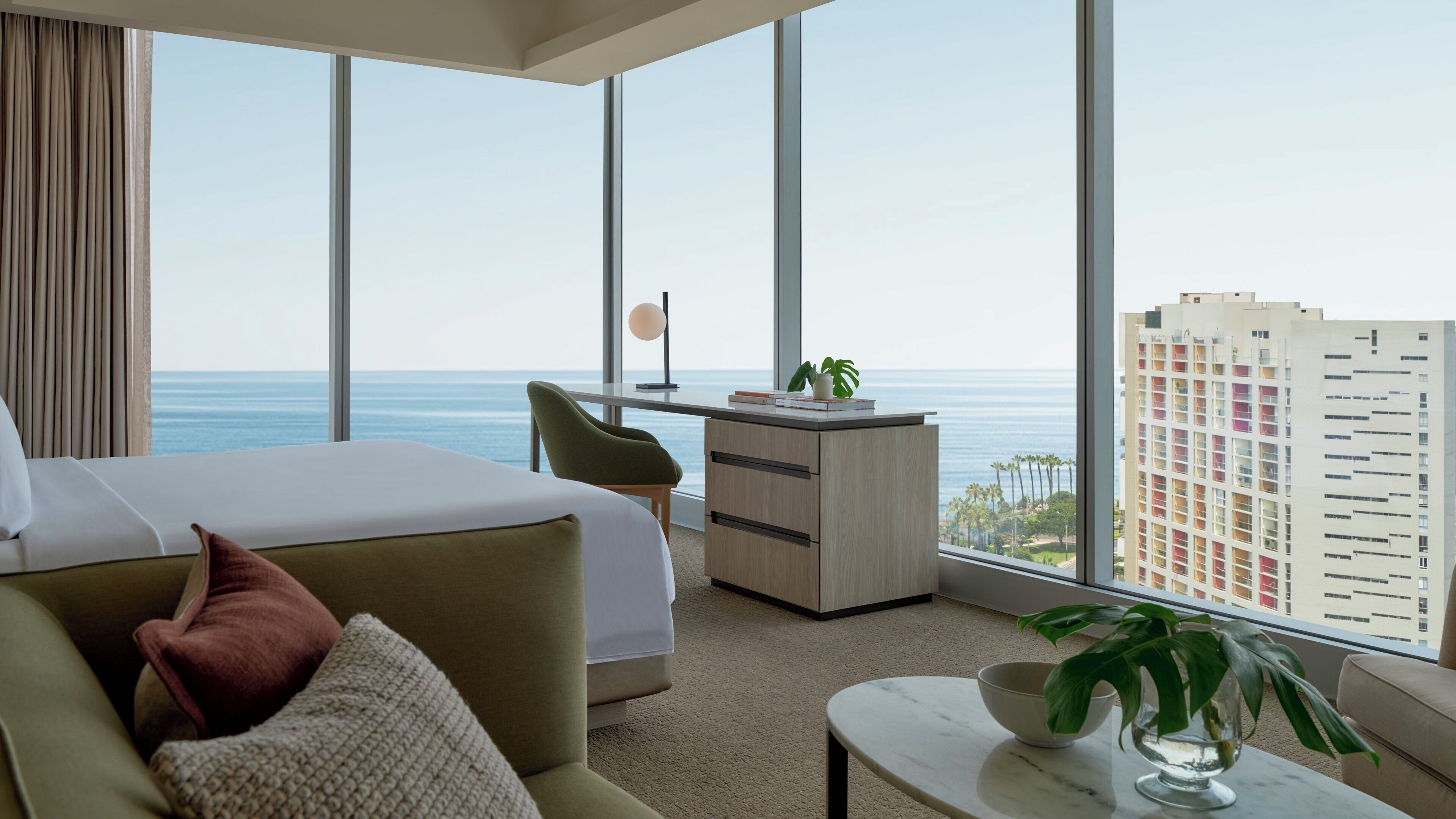 Suite, 1 cama de matrimonio grande, vistas al mar | Caja fuerte, escritorio, espacio para trabajar con un portátil