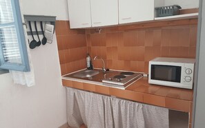 Fridge, coffee/tea maker, toaster