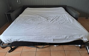 1 bedroom, bed sheets