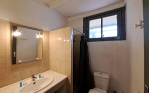 A bathroom with a sink, mirror, and toilet. - Welcome to Filippi Furnished Bungalows! (PORTO-VECCHIO)