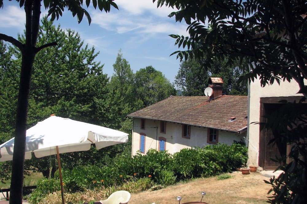 Family lodging located in the countryside near a tourist town.