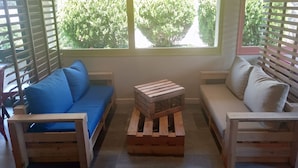A cozy room with a blue sofa, a wooden coffee table, and a white sofa. - Arl Hotel (Arles)