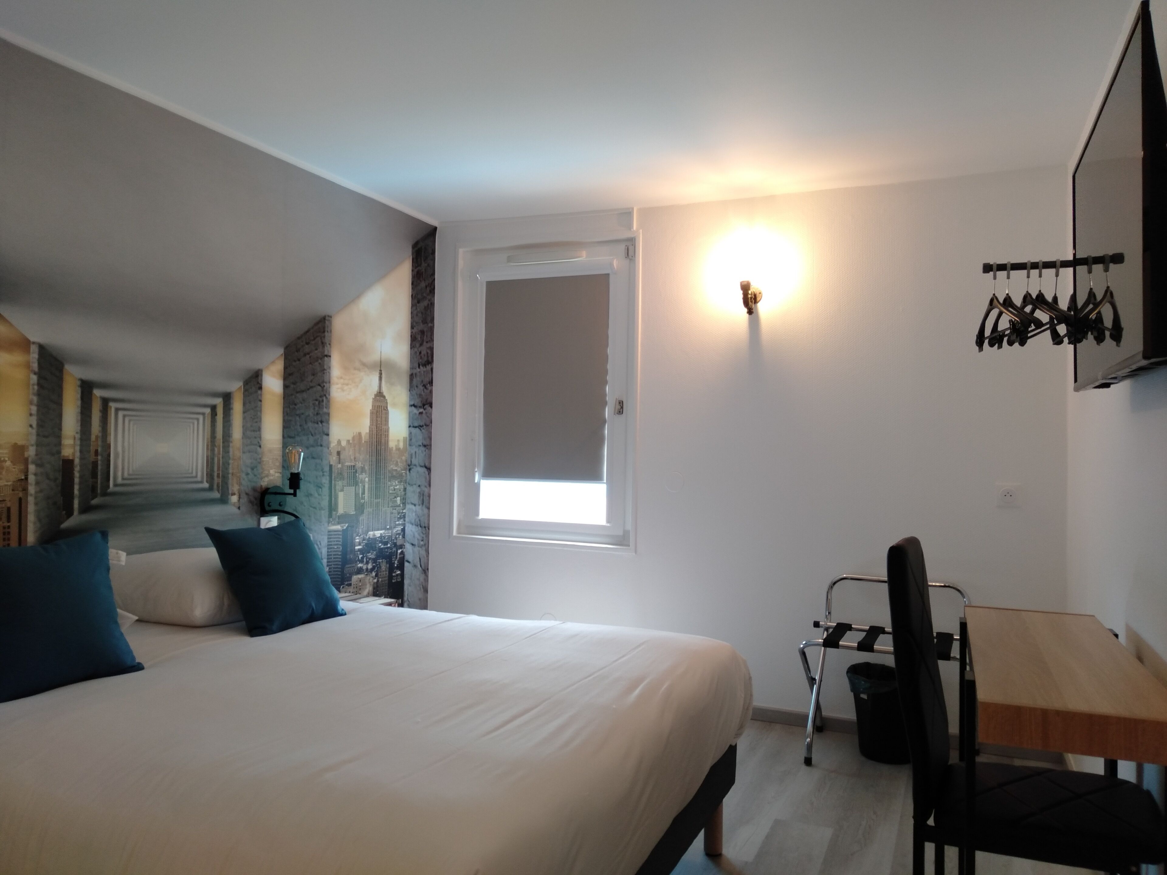 city room | premium bedding, individually decorated, free wifi, bed sheets
