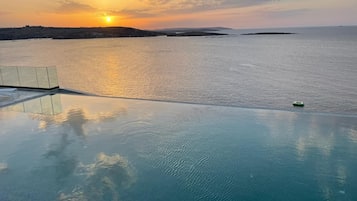Piscina coperta, piscina stagionale all'aperto, ombrelloni da piscina