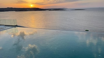 Una piscina cubierta, una piscina al aire libre de temporada, sombrillas