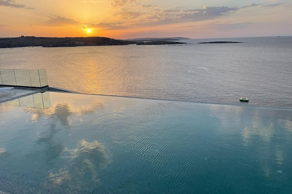 Una piscina cubierta, una piscina al aire libre de temporada, sombrillas