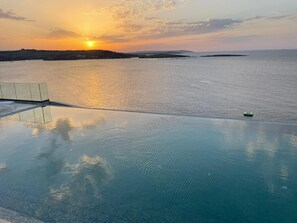 Piscina coperta, piscina stagionale all'aperto, ombrelloni da piscina