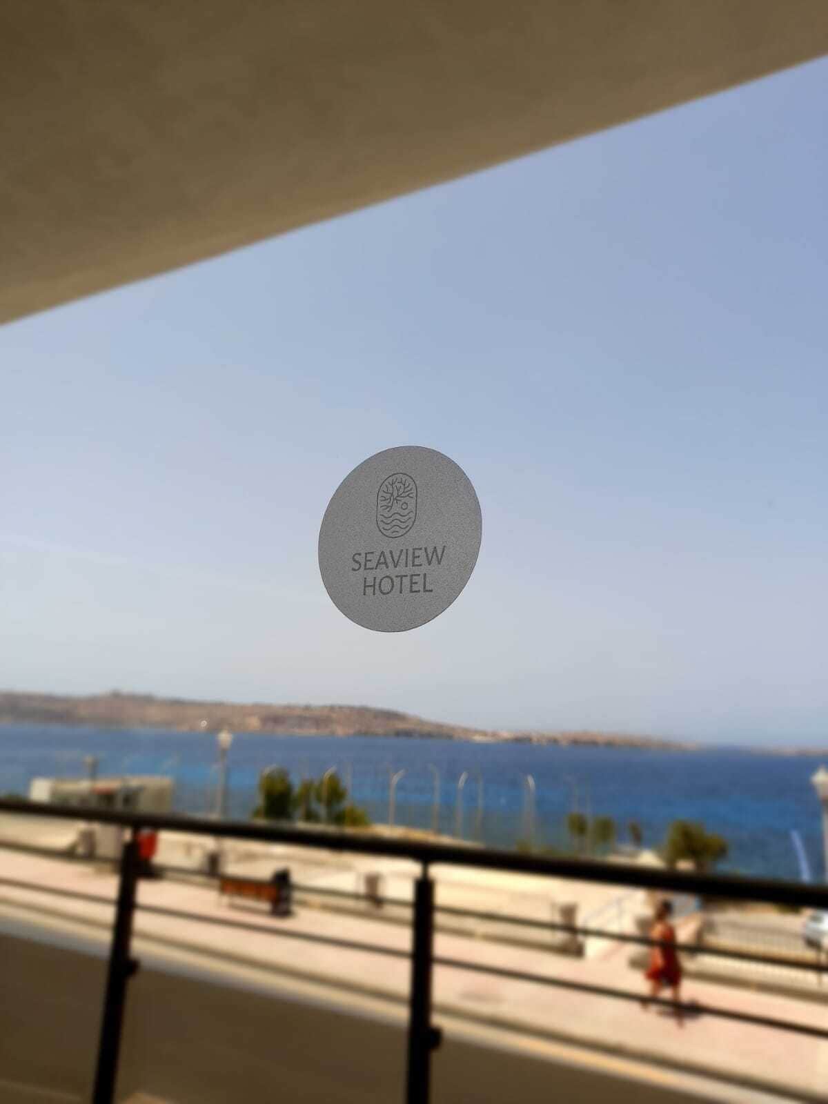 Vista desde una ventana del Hotel Seaview, mostrando un paisaje costero con cielo despejado.