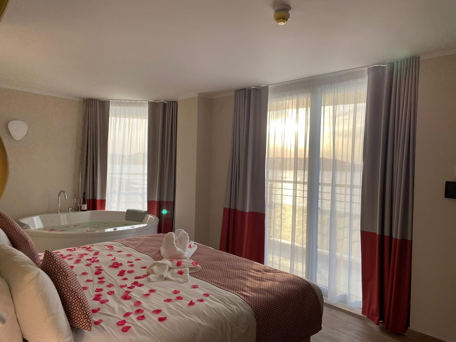 Suite, hidromasaje, vista al mar | Ropa de cama de alta calidad y minibar 