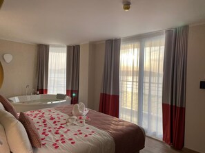 Suíte, banheira de imersão, vista para o mar | Roupas de cama premium, frigobar, cofres nos quartos, escrivaninha