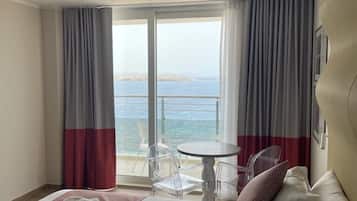 Habitación con 1 cama doble o 2 individuales, vistas al mar | 1 dormitorio, ropa de cama de alta calidad, minibar y caja fuerte