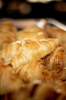 Una bandeja de cruasanes dorados y crujientes.