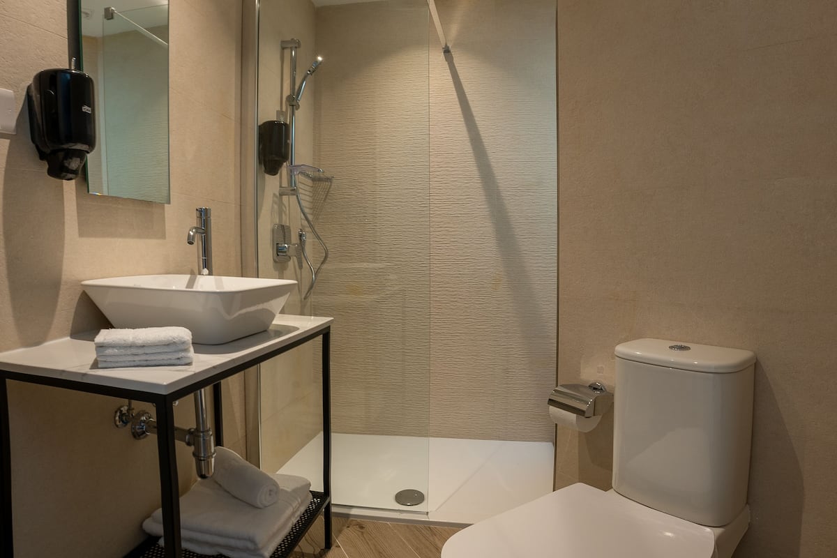 1 bedroom, minibar, desk, laptop workspace