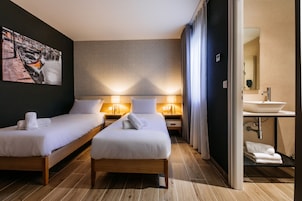 Minibar, escritorio y espacio para trabajar con laptop