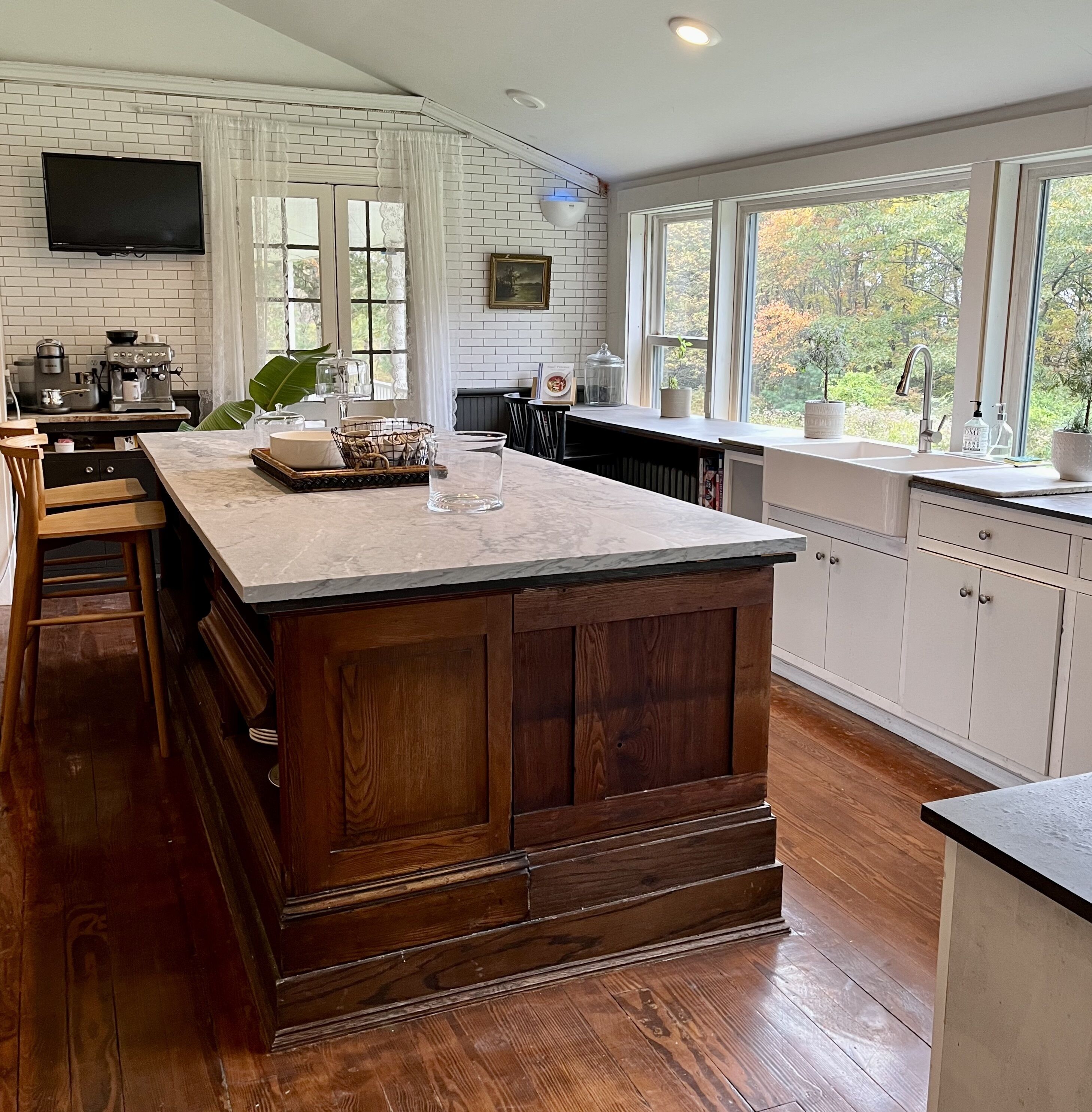 Historic former hotel with amazing kitchen, near great hiking; great for groups!