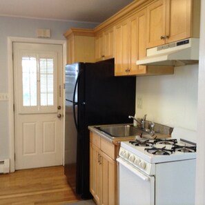 Fridge, oven, stovetop, coffee/tea maker