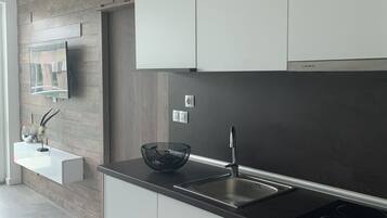 Microwave, oven, coffee/tea maker, electric kettle