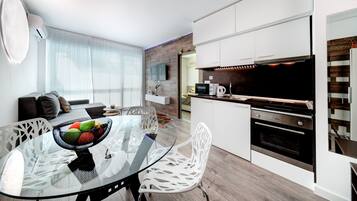 Smart TV, Netflix, streaming services, video library