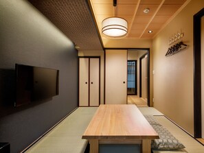 Villa Deluxe, para no fumadores | Área de sala de estar | Televisión de pantalla plana de 40 pulgadas con canales digitales