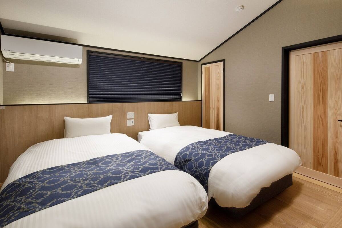 2 bedrooms, down comforters, pillowtop beds, desk