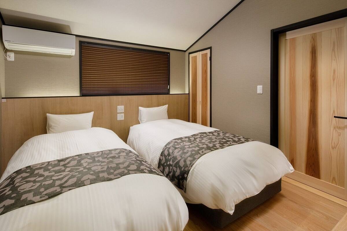 2 bedrooms, down comforters, pillowtop beds, desk