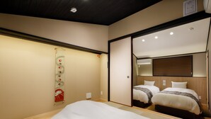 Habitació d'hotel amb un llit, un mirall i una paret amb un objecte decoratiu.