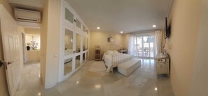 4 habitaciones, tabla de planchar con plancha, wifi y ropa de cama 