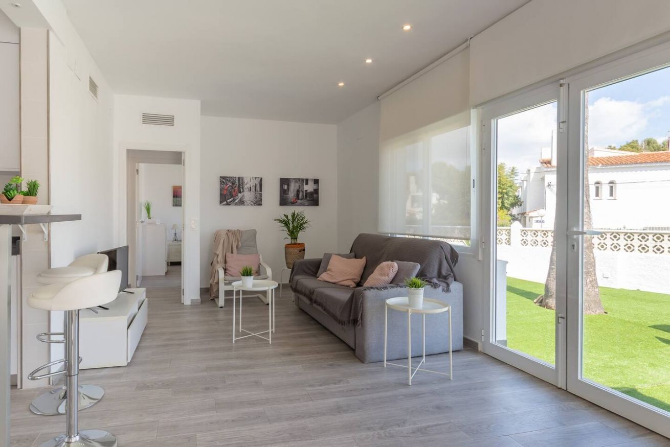 Een televisie en een open haard