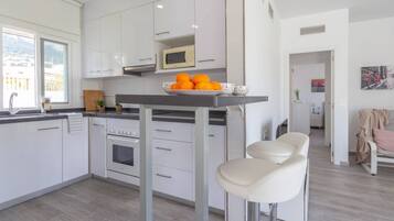 Kylskåp, mikrovågsugn, ugn och spishäll