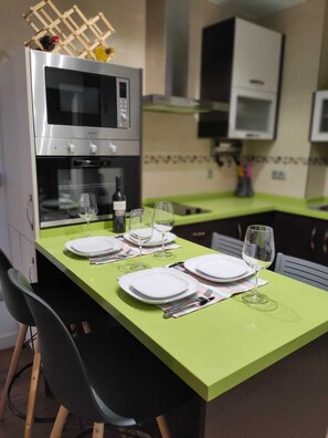 Refrigerador, microondas, horno y cafetera y tetera 