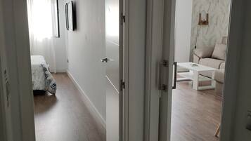 1 dormitorio, tabla de planchar con plancha, wifi y ropa de cama