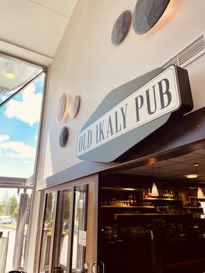 3 bars/lounges, pub