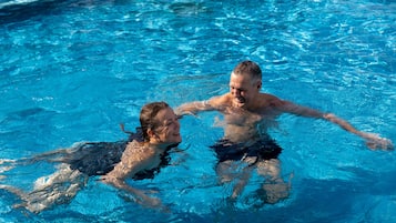 Inomhuspool, utomhuspool och livvakter på plats