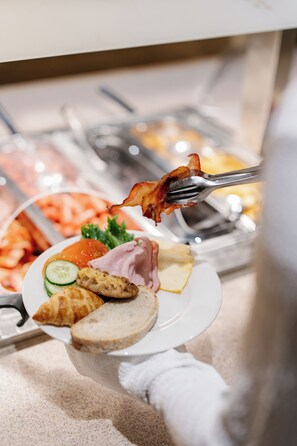 A buffet with various food items including shrimp, ham, cheese, bread, and vegetables. - Ikaalinen Spa & Hotel (Ikaalinen)