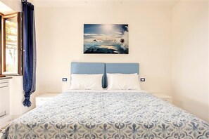 2 chambres, fer et planche à repasser, lit de bébé portatif