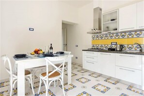 KĂŒhlschrank, Mikrowelle, Ofen, GeschirrspĂŒler