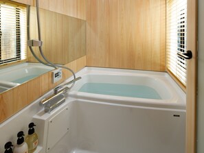 Deluxe-huvila, tupakointi kielletty | Kylpyhuone | Erillinen kylpyamme ja suihku, ilmaiset hygieniatuotteet