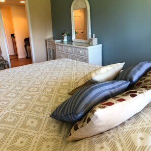1 bedroom, iron/ironing board, WiFi, bed sheets - OV 921 Golf Course View Condo - Paradise Rental in Ocean Village (FORT PIERCE)