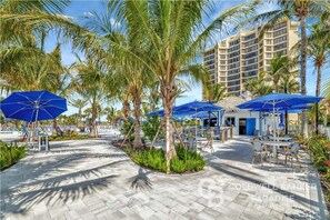 Outdoor dining - OV 921 Golf Course View Condo - Paradise Rental in Ocean Village (FORT PIERCE)
