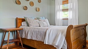 3 bedrooms, iron/ironing board, WiFi (free), bed sheets