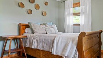 3 bedrooms, iron/ironing board, free WiFi, bed sheets