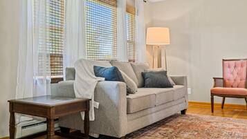 Una Smart TV, una mesa de tenis de mesa, libros