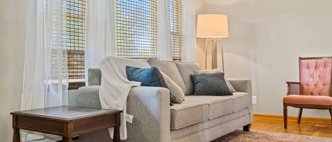 Smart-TV, Tischtennisplatte, Bücher