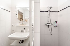 Douche, serviettes fournies