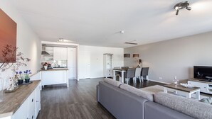 A modern apartment with a dining area, kitchen, and living room. - Spacious and luxurious apartment - Kaag Resort (15) (Warmond)