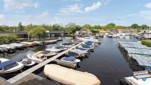 A marina with various boats docked at wooden piers. - Spacious and luxurious apartment - Kaag Resort (26) (Warmond)