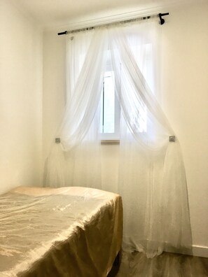 2 bedrooms, iron/ironing board, travel cot, free WiFi